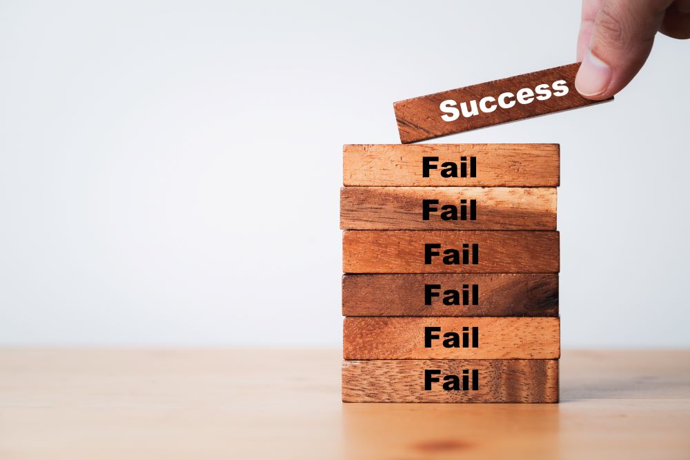 A fail fast nagyszerűsége abban a törekvésben rejlik, hogy a célja, eltávolítani a kudarc kifejezésből a megbélyegzést és pozitívumként átkeretezni azt.