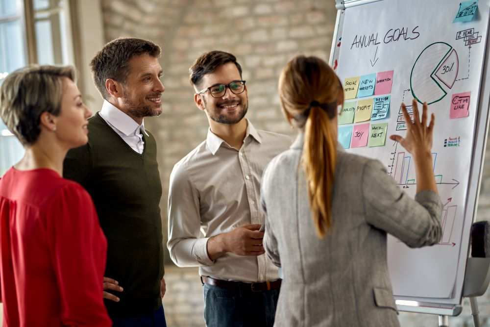 A generalising specialisa is an expert who has a broad knowledge of a particular field but is also at home in other disciplines.