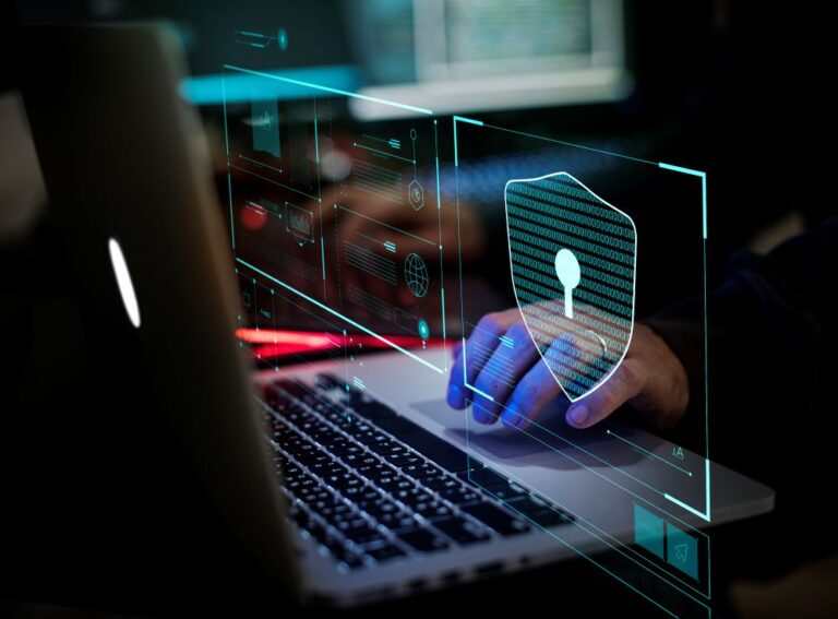 Az OWASP (Open Web Application Security Project) egy nemzetközi non-profit szervezet, amelynek célja, hogy segítsen a fejlesztőknek és a vállalatoknak biztonságosabbá tenni webes rendszereiket.