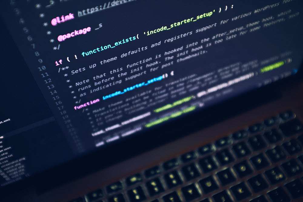 A Claude Code az összetett, több fájlt érintő fejlesztési feladatokban erős, míg a GitHub Copilot a mindennapi kódírás gyorsításában.